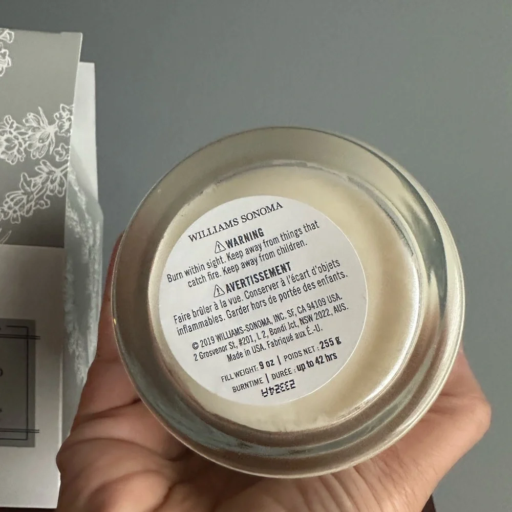 NIB. William Sonoma Lavender Cedarwood Scented Candle 225g/9oz. 48 hrs burn time